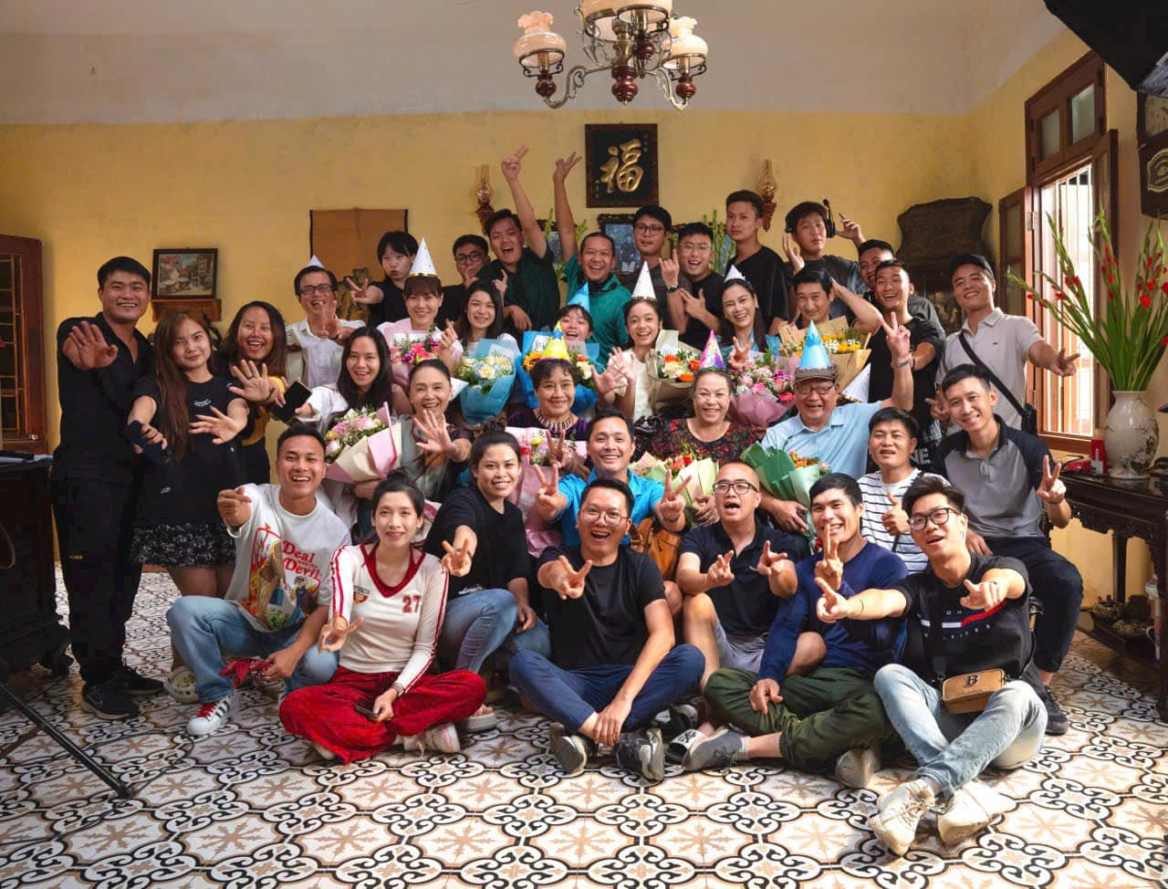 Đoàn làm phim Hoa sữa về trong gió đóng máy ngày 15/11.