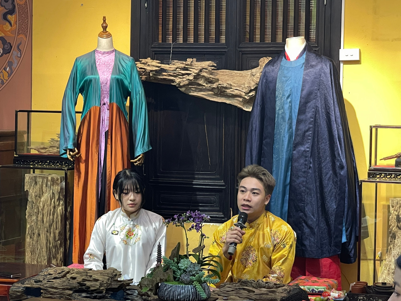 Nhà nghiên cứu, phục dựng cổ phục Việt Nguyễn Đức Lộc nhấn mạnh lịch sử trang phục Việt Nam rất phong phú. Nhà nghiên cứu, phục dựng cổ phục Việt Nguyễn Đức Lộc nhấn mạnh lịch sử trang phục Việt Nam rất phong phú.