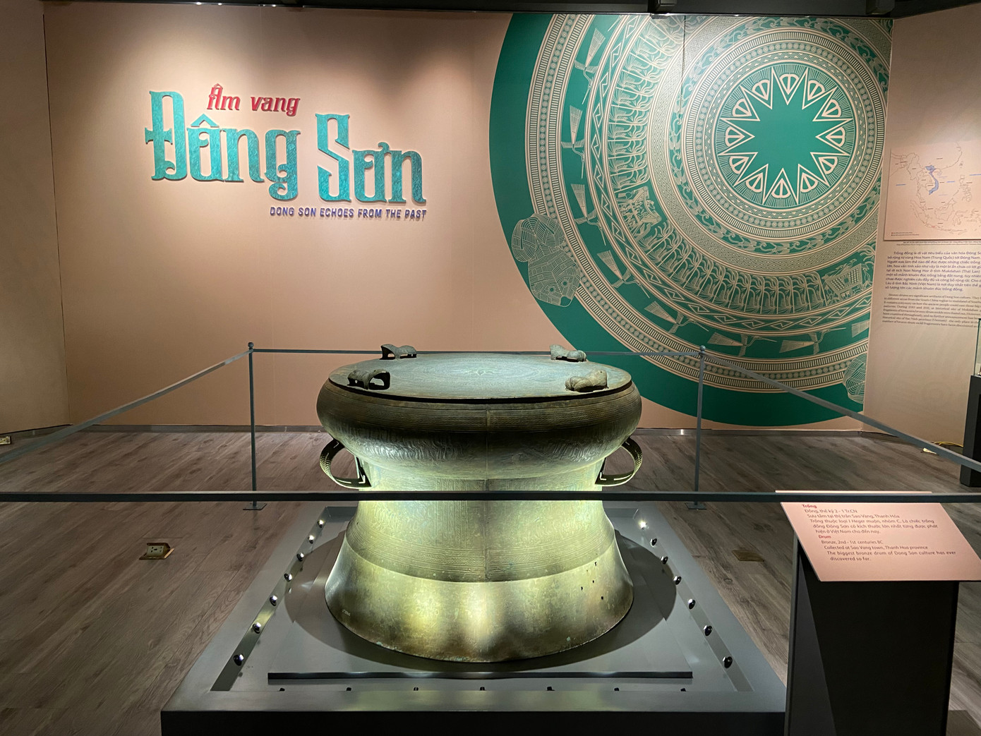 Trống đồng Sao Vàng thuộc văn hóa Đông Sơn (khoảng 2.000 năm cách ngày nay) được công nhận bảo vật quốc gia ngày 18/1. Trống đồng thuộc loại I Heger muộn, có chiều cao 86 cm, đường kính mặt 116 cm. Đến nay, đây được xem là chiếc trống đồng Đông Sơn có kích thước lớn nhất từng được phát hiện ở Việt Nam, được lưu giữ tại Bảo tàng Lịch sử quốc gia.