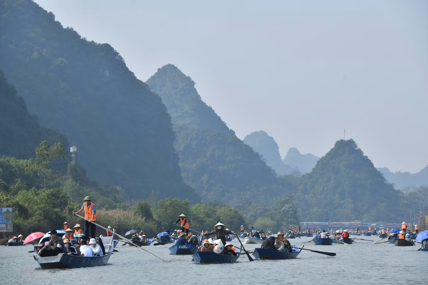 HTX Dịch vụ du lịch Chùa Hương - đơn vị quản lý các hoạt động lái đò ở khu di tích - được đưa vào hoạt động nhằm chấm dứt việc chèo kéo, nâng giá đi đò tại Chùa Hương. Ảnh: Trọng Tài. HTX Dịch vụ du lịch Chùa Hương - đơn vị quản lý các hoạt động lái đò ở khu di tích - được đưa vào hoạt động nhằm chấm dứt việc chèo kéo, nâng giá đi đò tại Chùa Hương. Ảnh: Trọng Tài.