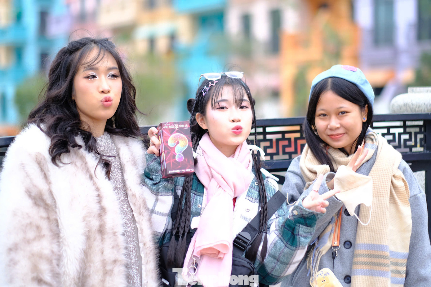 Dưới thời tiết 15 độ C, phần lớn khán giả lựa chọn trang phục ấm áp với áo lông, khăn mũ đầy đủ.