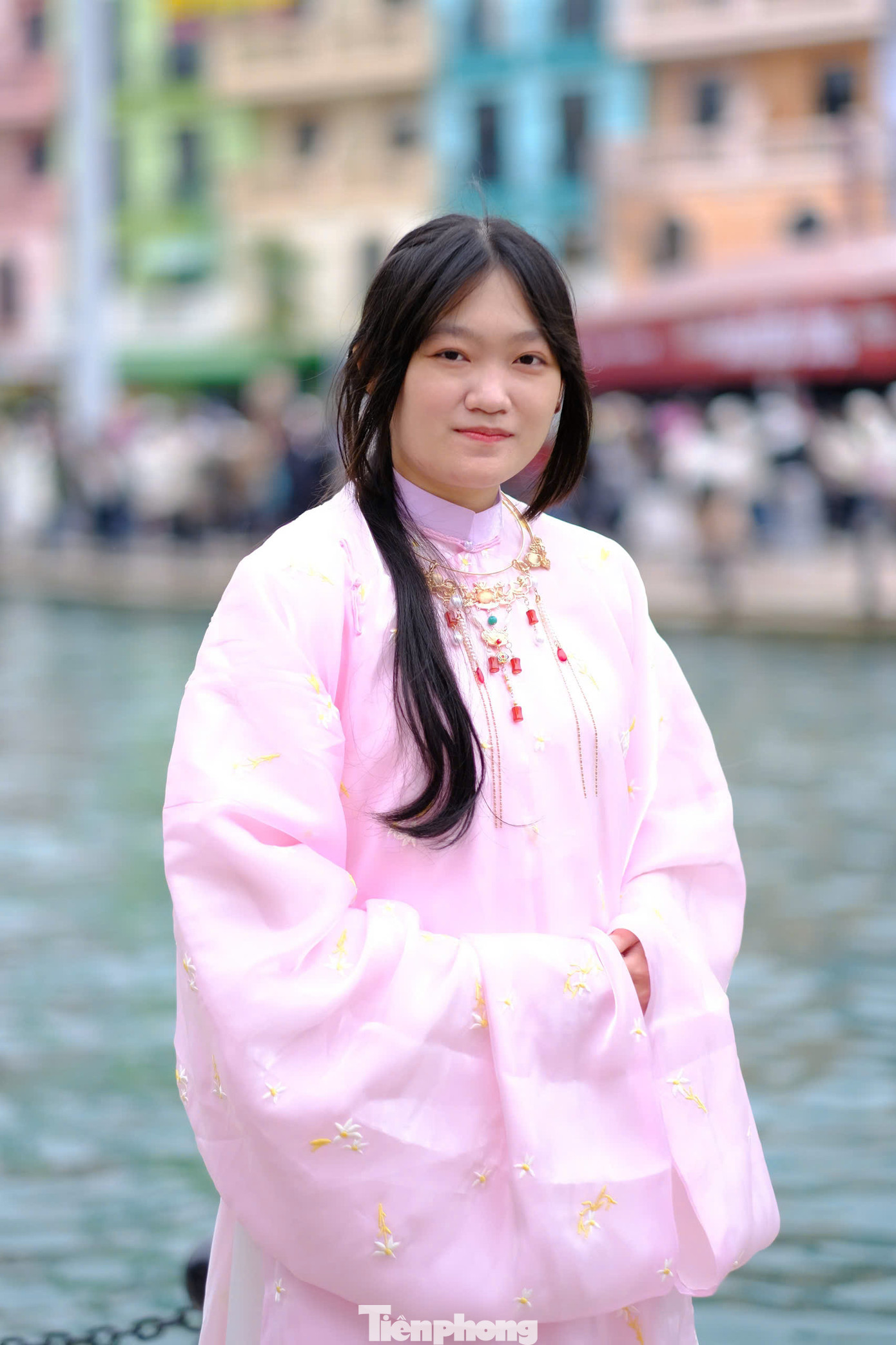 Việc chọn cổ phục cũng là nét tương đồng với một số tiết mục có sử dụng chất liệu nghệ thuật dân gian, truyền thống như Đào liễu, Mưa trên phố Huế...