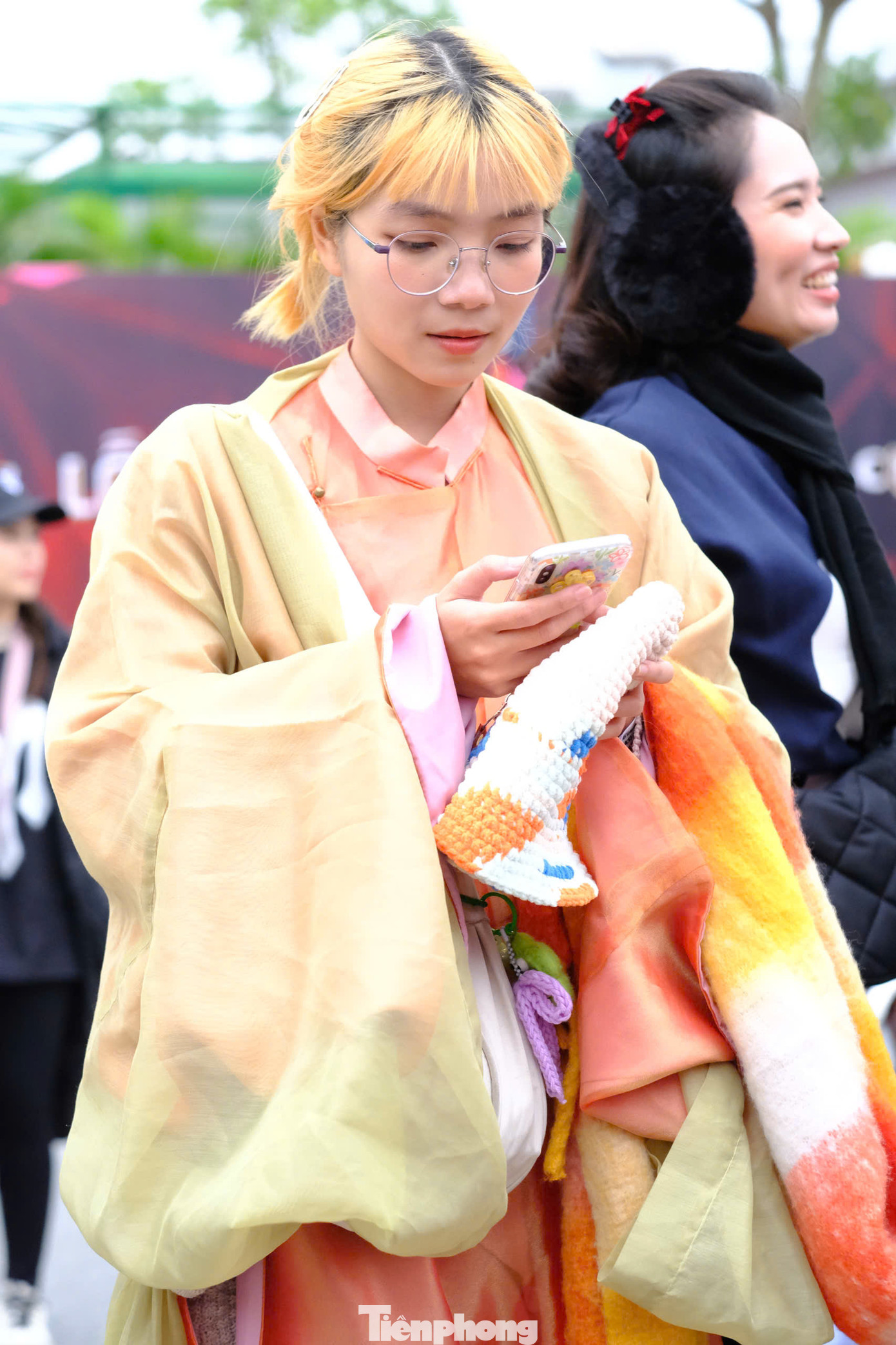 Người hâm mộ không ngại dậy sớm, trang điểm cầu kỳ đến gặp 33 anh tài. Một trong những trang phục được ưa thích dịp này là cổ phục, áo dài. Việc chọn cổ phục là để thể hiện sự tương đồng với nghệ sĩ trong các tiết mục Đào liễu, Mưa trên phố Huế...