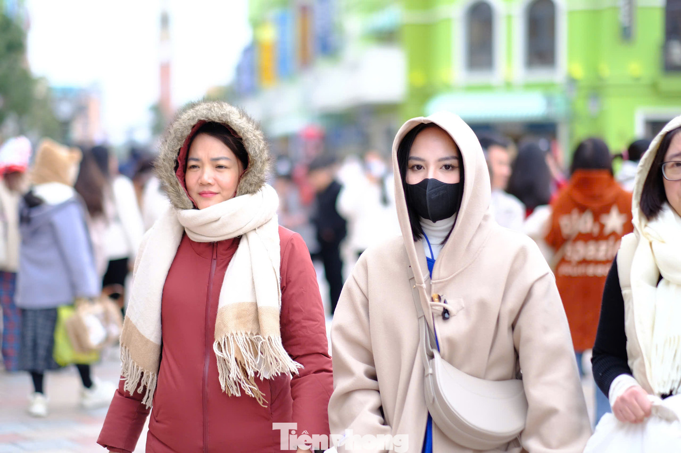 Buổi diễn diễn ra vào buổi tối, nhưng ngay từ sáng người hâm mộ đã có mặt để đổi vòng tay vào cửa, tham gia vào các hoạt động trải nghiệm tại các gian hàng của BTC.