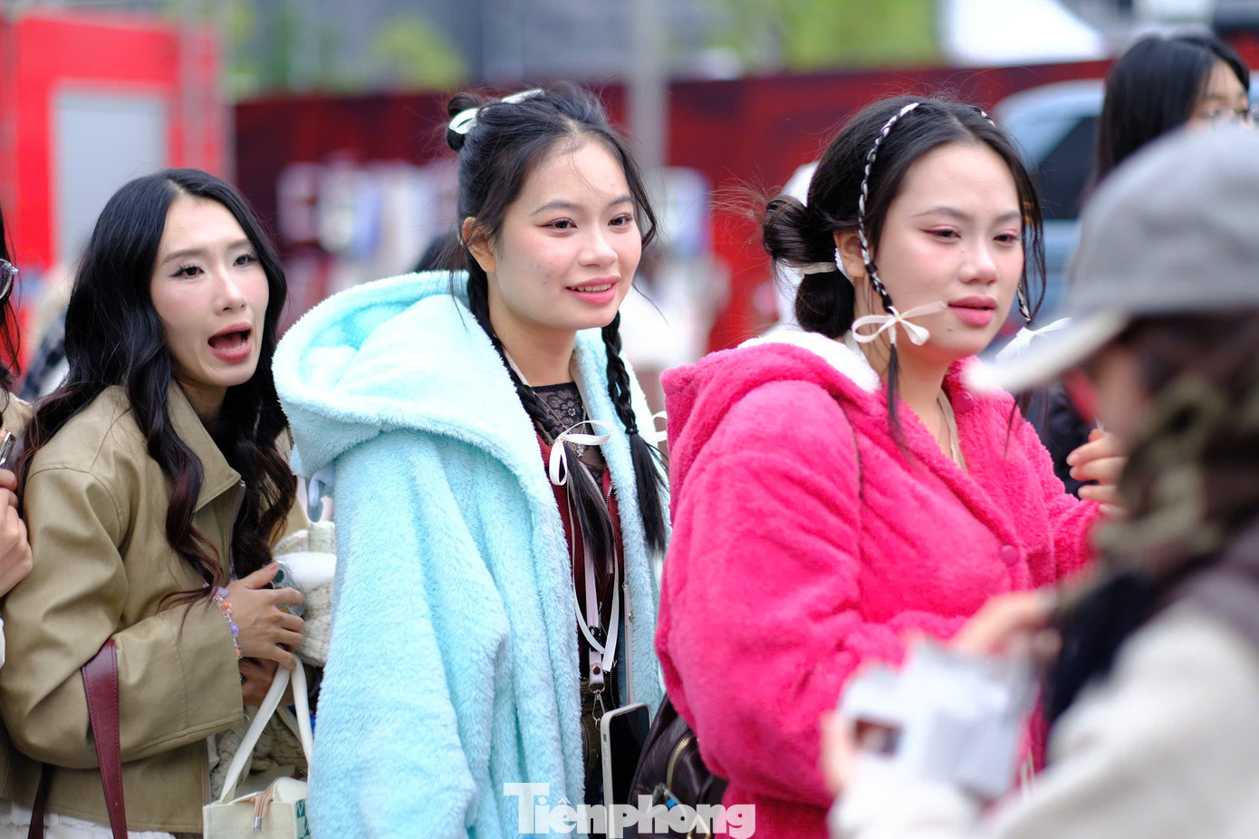 Dưới thời tiết 15 độ C, phần lớn khán giả lựa chọn trang phục ấm áp với áo lông, khăn mũ đầy đủ.