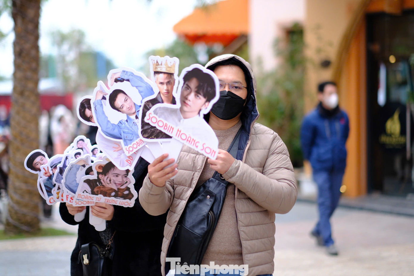 FC của nhiều nghệ sĩ tổ chức giao lưu, tặng quà cho những người tham gia chương trình.