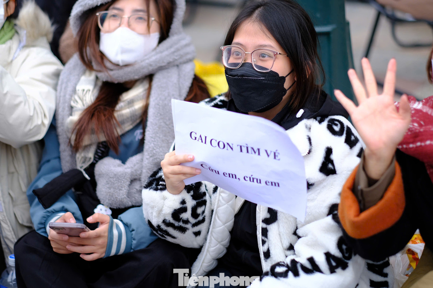 Hoạt động mua, bán vé diễn ra khá sôi động. Nhiều người hâm mộ dù không có vé vẫn đổ dồn về khu vực này để tìm kiếm thêm vận may, tuy nhiên, để tìm được người bán vé giá gốc thời điểm này vẫn khá khó khăn.