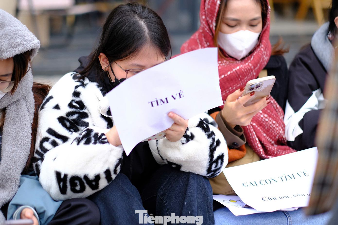 Hoạt động mua, bán vé diễn ra khá sôi động. Nhiều người hâm mộ dù không có vé vẫn đổ dồn về khu vực này để tìm kiếm thêm vận may, tuy nhiên, để tìm được người bán vé giá gốc thời điểm này vẫn khá khó khăn.