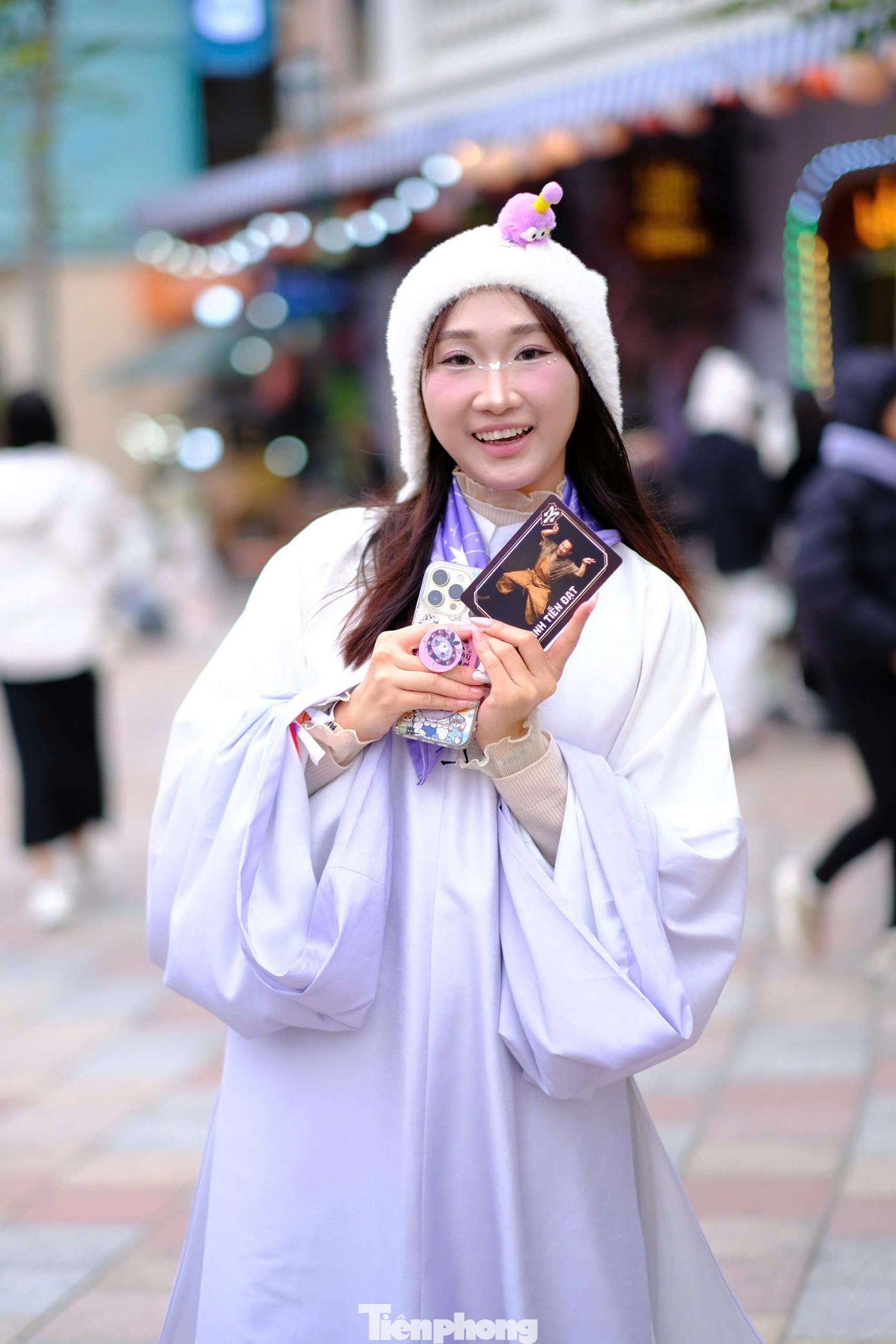 Người hâm mộ không ngại dậy sớm, trang điểm cầu kỳ đến gặp 33 anh tài. Một trong những trang phục được ưa thích dịp này là cổ phục, áo dài. Việc chọn cổ phục là để thể hiện sự tương đồng với nghệ sĩ trong các tiết mục Đào liễu, Mưa trên phố Huế...