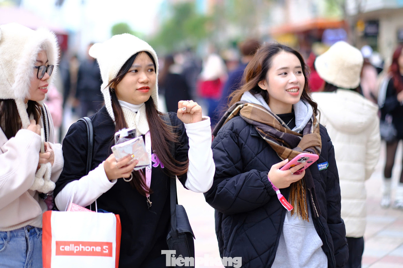 Dưới thời tiết 15 độ C, phần lớn khán giả lựa chọn trang phục ấm áp với áo lông, khăn mũ đầy đủ.