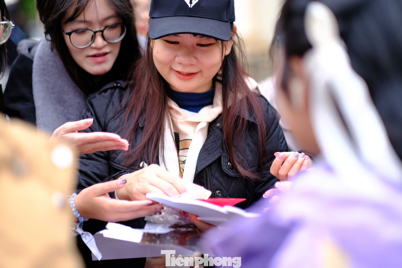 Nhiều khán giả cho biết thêm họ bị lừa mua vé trên mạng nên mong muốn đến tận nơi để mua vé, giao dịch trực tiếp với người bán.