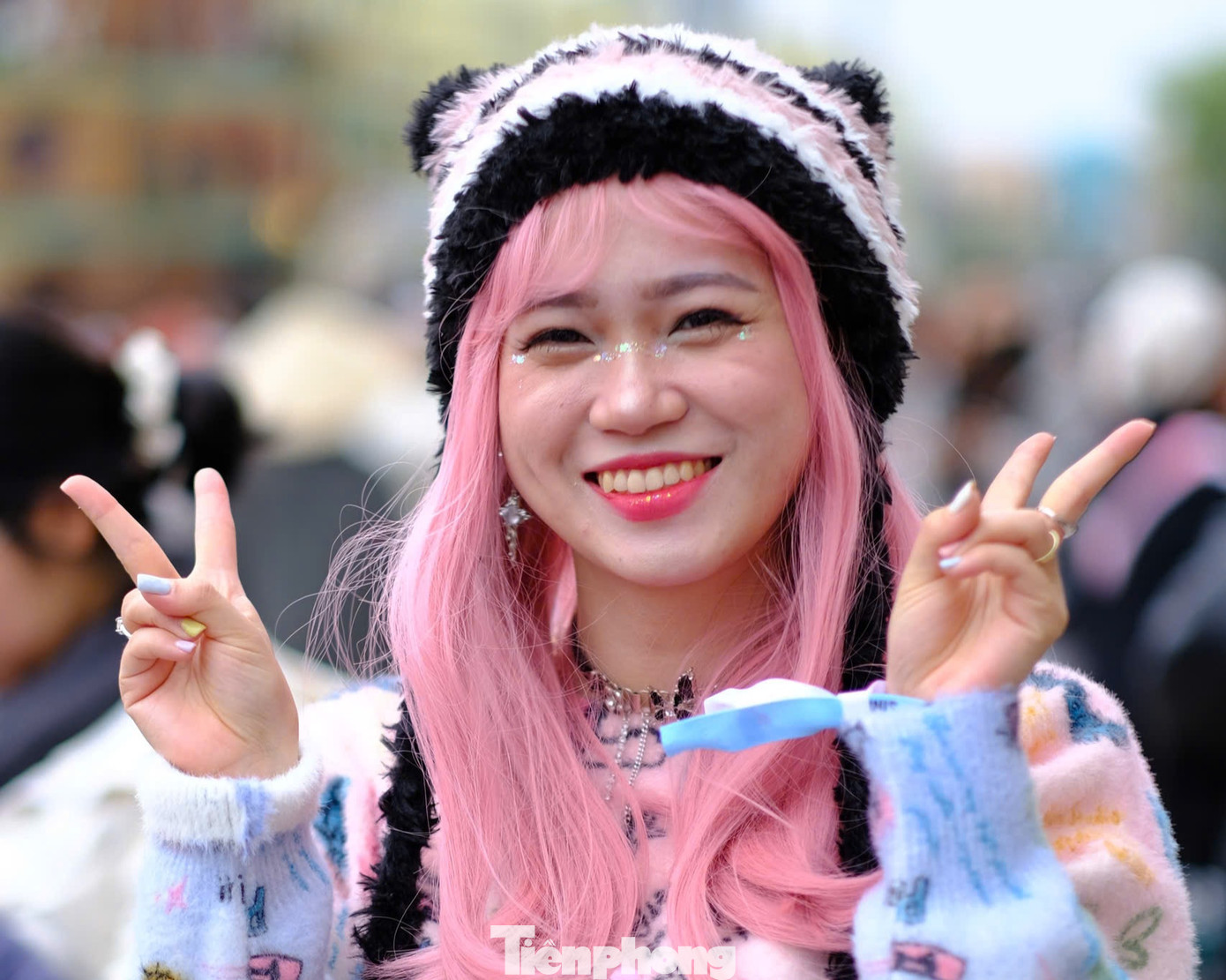 Thời tiết Hà Nội trở lạnh từ đầu tuần. Những ngày cuối tuần được cho là lạnh nhất trong đợt này. Càng về đêm nhiệt độ càng giảm, người hâm mộ chọn diện trang phục ấm áp đi "đu" thần tượng.