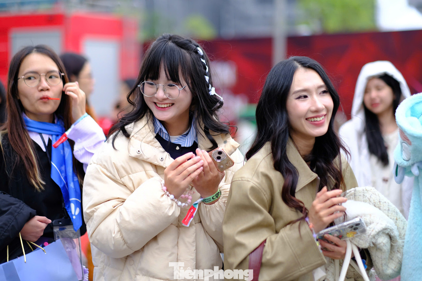 Dưới thời tiết 15 độ C, phần lớn khán giả lựa chọn trang phục ấm áp với áo lông, khăn mũ đầy đủ.