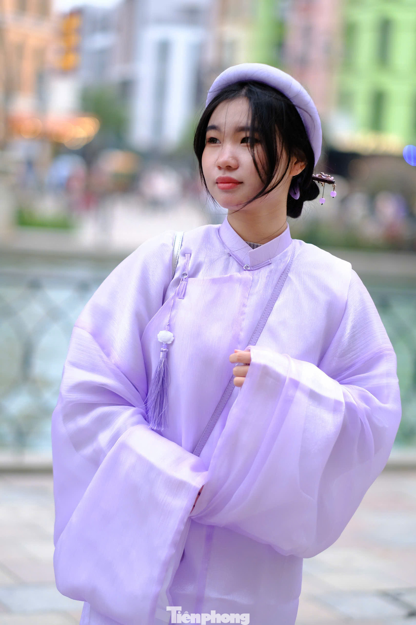 Việc chọn cổ phục cũng là nét tương đồng với một số tiết mục có sử dụng chất liệu nghệ thuật dân gian, truyền thống như Đào liễu, Mưa trên phố Huế...