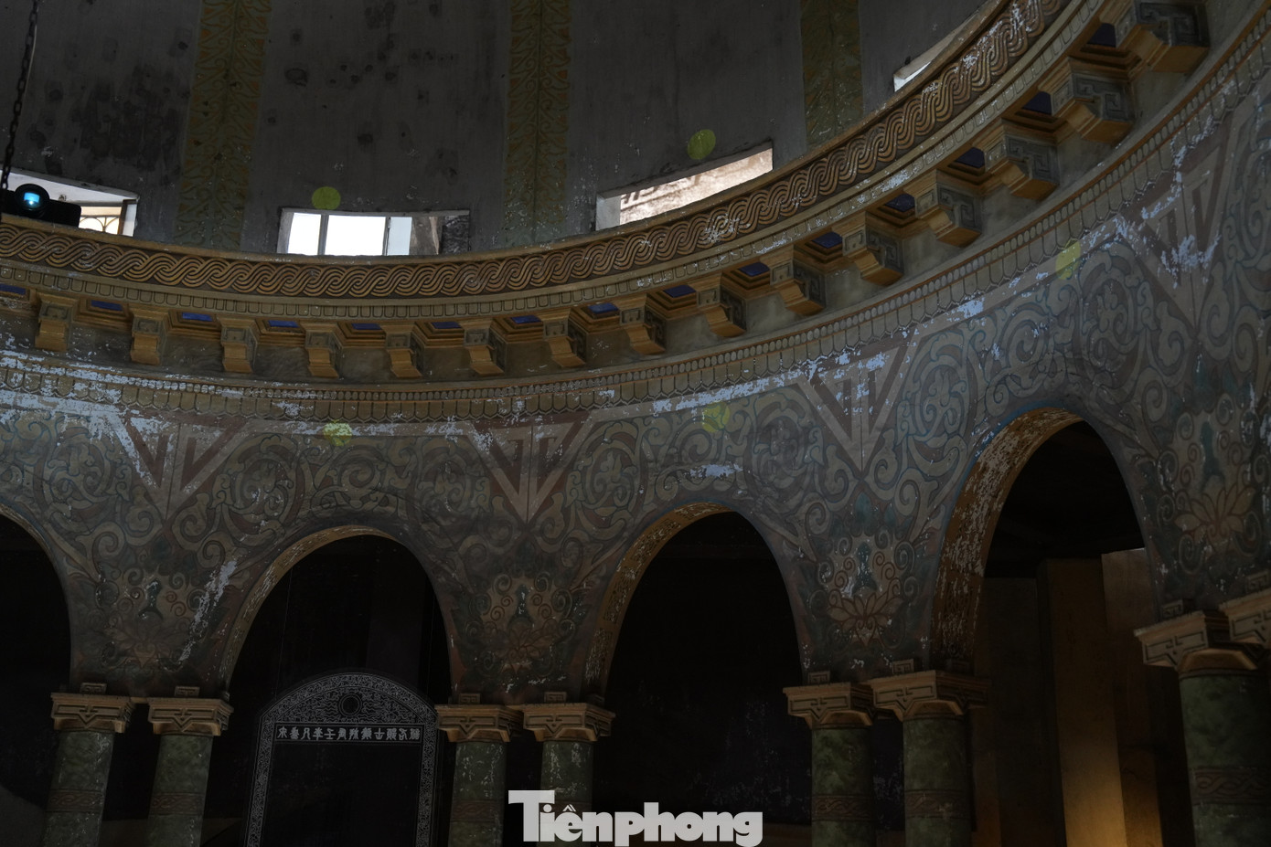 Những họa tiết của mỹ thuật Đông Dương được thể hiện rõ nét qua những tác phẩm sắp đặt trong tòa nhà 19 Lê Thánh Tông.