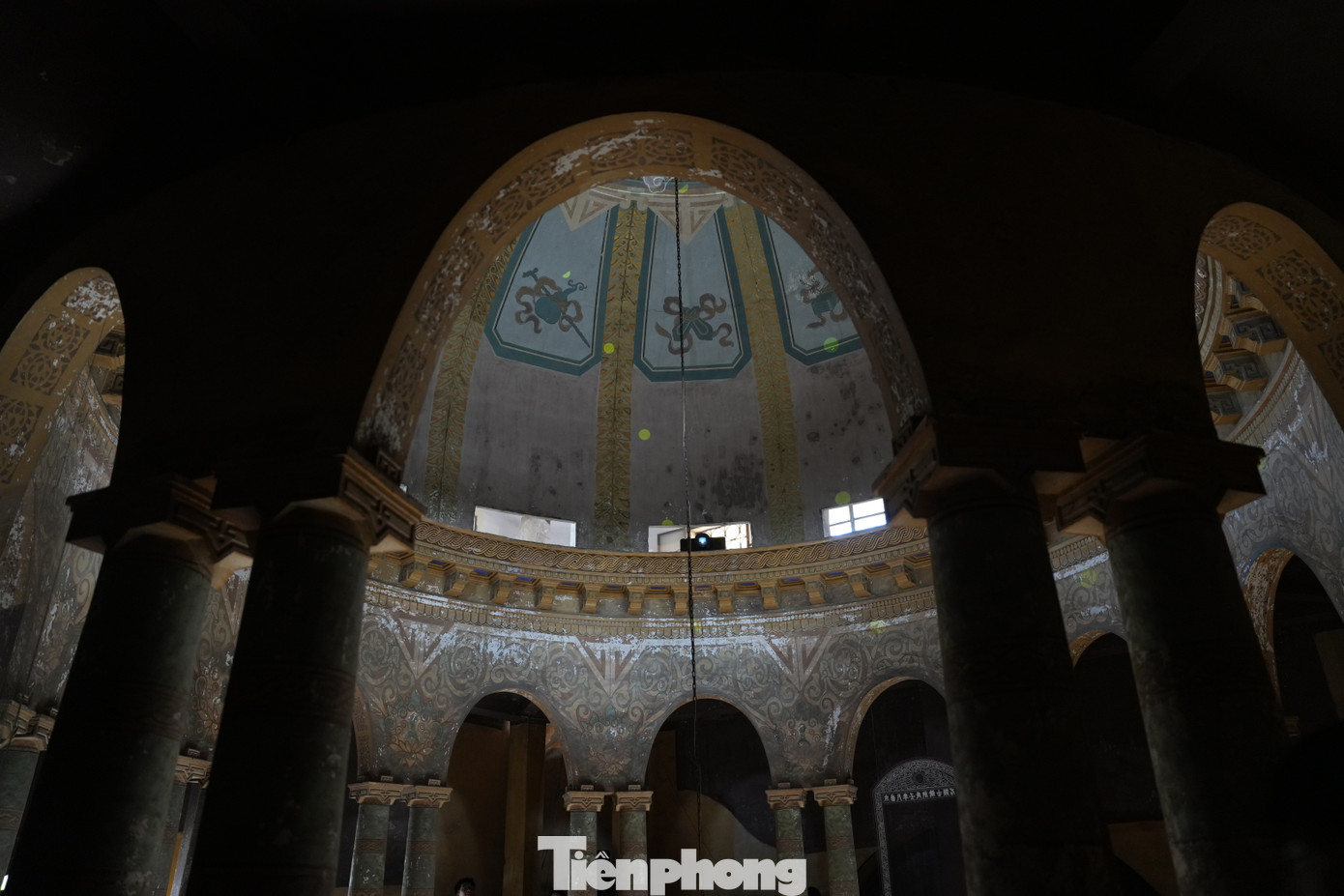 Những họa tiết của mỹ thuật Đông Dương được thể hiện rõ nét qua những tác phẩm sắp đặt trong tòa nhà 19 Lê Thánh Tông.