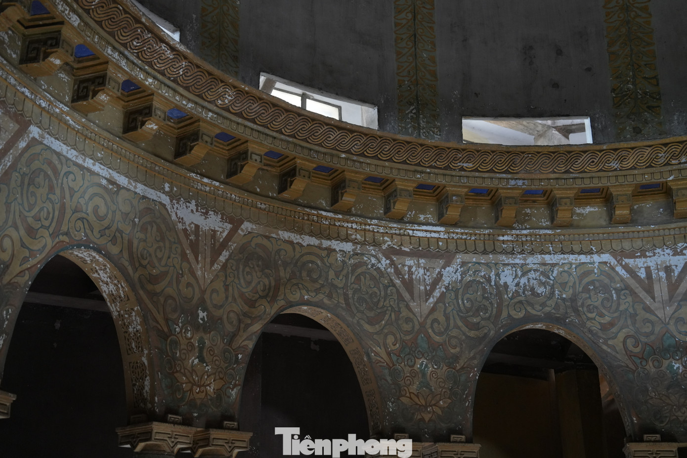 Những họa tiết của mỹ thuật Đông Dương được thể hiện rõ nét qua những tác phẩm sắp đặt trong tòa nhà 19 Lê Thánh Tông.