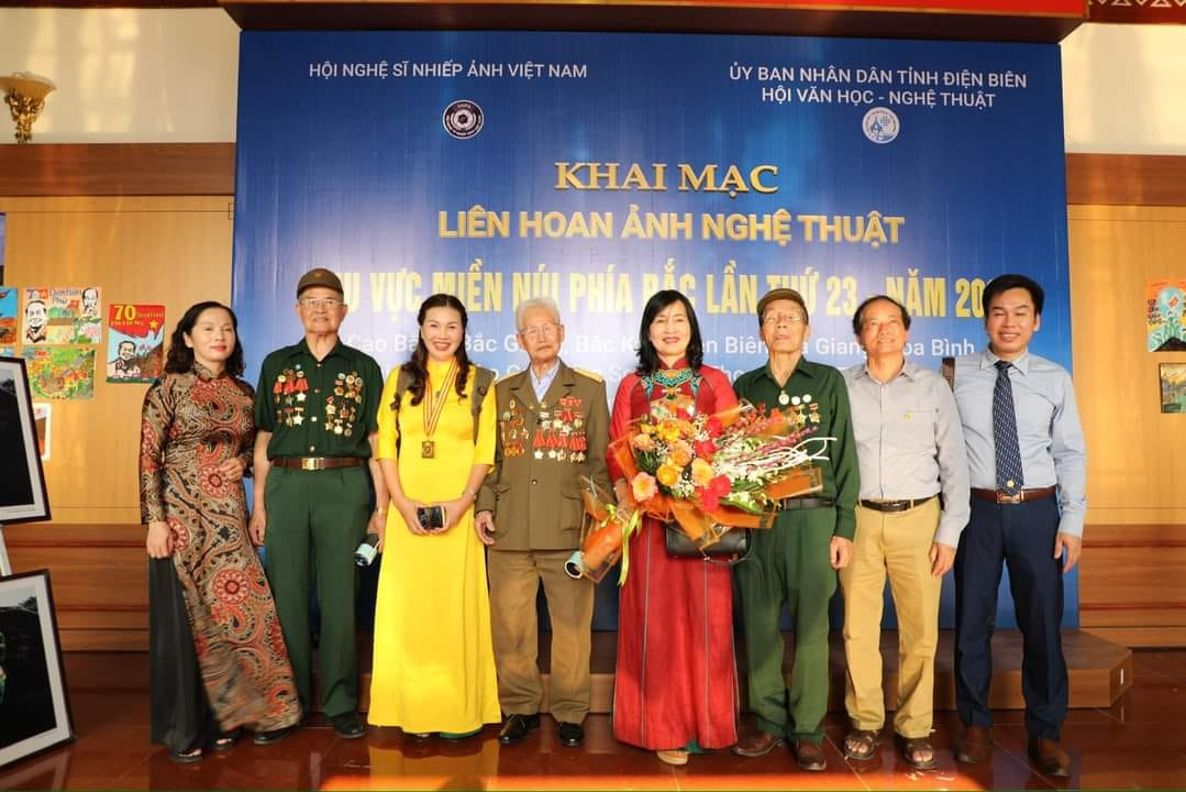 Tác giả Vân Anh (thứ ba từ trái qua) và các cựu chiến binh chụp ảnh lưu niệm.