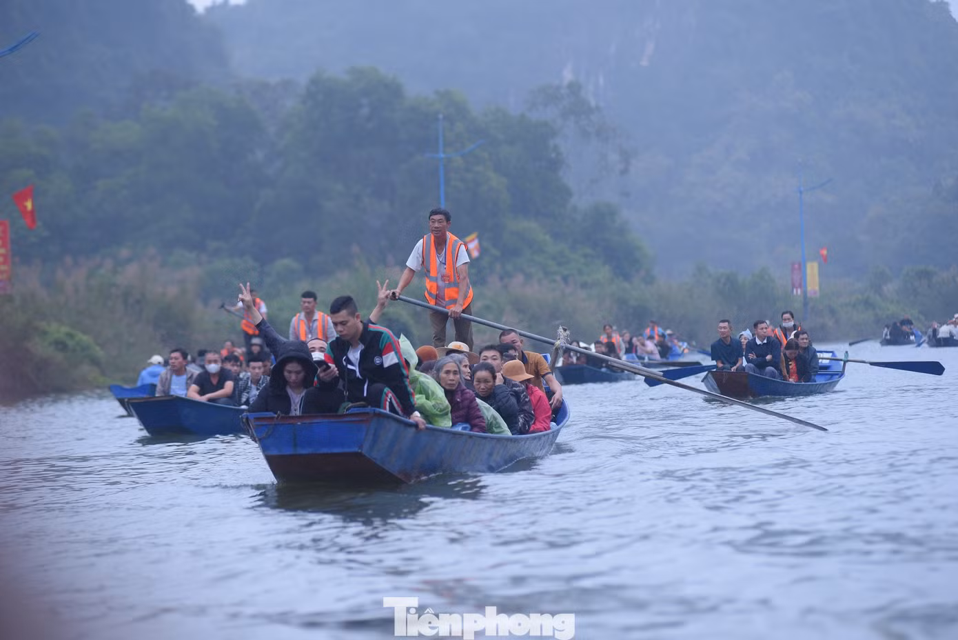 Lượng khách đến chùa Hương trong mùng 7 tháng Giêng đạt khoảng 3 vạn. Ảnh: Đức Nguyễn.