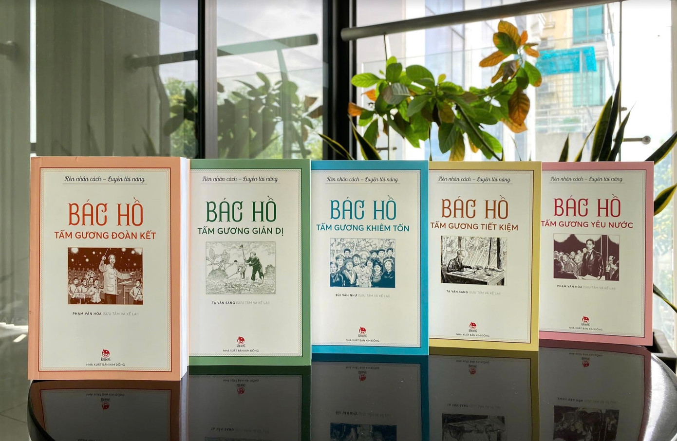 Bộ sáchRèn nhân cách - Luyện tài năngcung cấp thêm tư liệu về Bác Hồ để độc giả tiếp tục phấn đấu, học tập, rèn luyện theo gương sáng của Người.