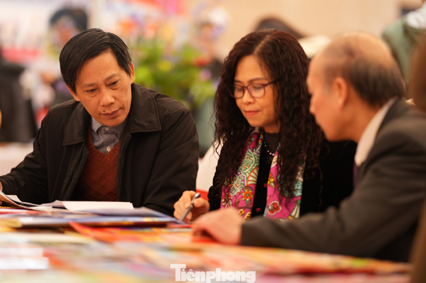 Đại diện BTC Hội báo xuân Hà Nội trao đổi, chấm giải cho những gian hàng đẹp, bìa báo Tết ấn tượng và bài báo hay viết về Hà Nội.