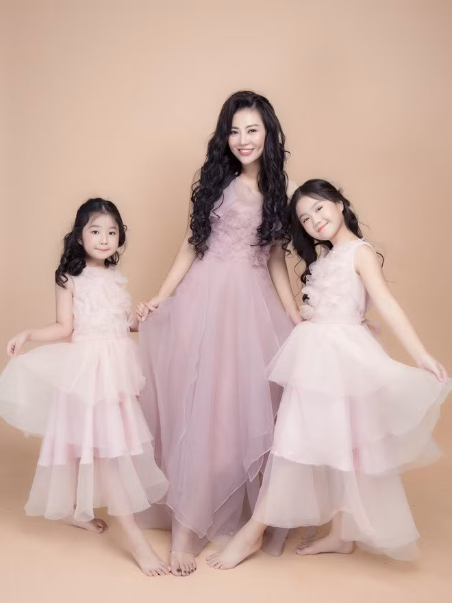 Thanh Hương và chồng cũ có hai người con gái. Thanh Hương và chồng cũ có hai người con gái.