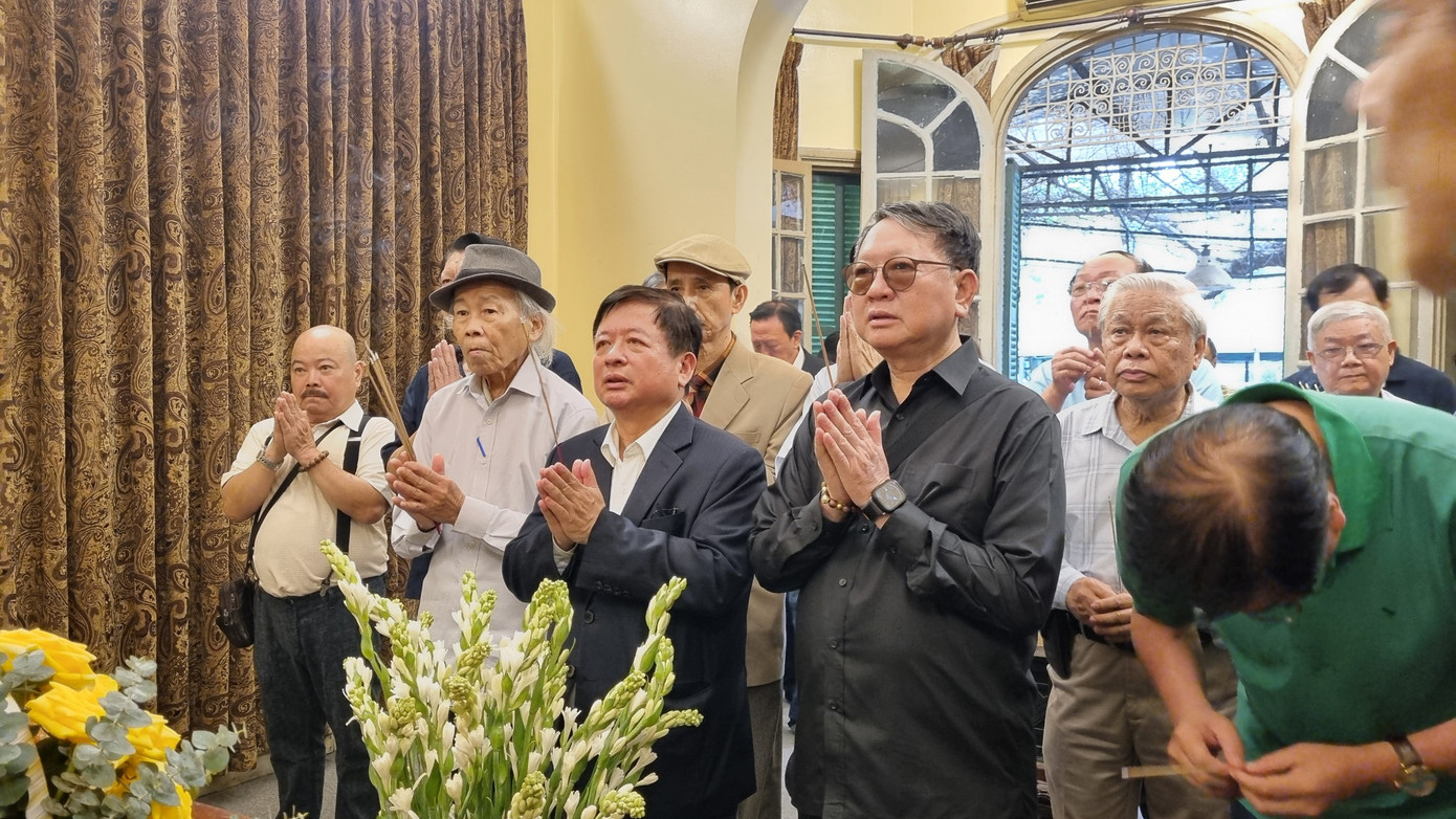 Đoàn văn nghệ sĩ dâng hương tưởng niệm Đại tướng Võ Nguyên Giáp trước khi xuất phát. Đoàn văn nghệ sĩ dâng hương tưởng niệm Đại tướng Võ Nguyên Giáp trước khi xuất phát.