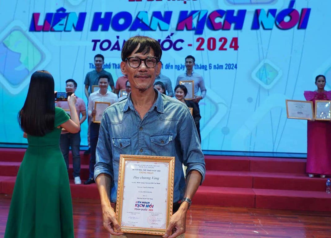 Đêm trắng đem về cho Nhà hát Kịch Việt Nam 4 huy chương Vàng, trong đó có một huy chương Vàng vở diễn và 3 huy chương Vàng cho diễn viên. Đêm trắng đem về cho Nhà hát Kịch Việt Nam 4 huy chương Vàng, trong đó có một huy chương Vàng vở diễn và 3 huy chương Vàng cho diễn viên.