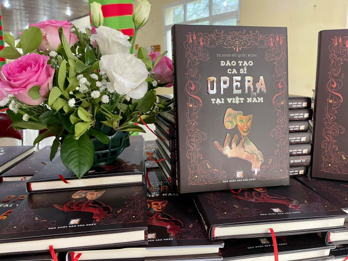 Cuốn sách Đào tạo ca sĩ opera tại Việt Nam được xuất bản năm 2021 dựa trên luận án tiến sĩ của NSND Quốc Hưng năm 2018.