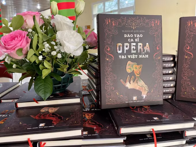 Cuốn sách Đào tạo ca sĩ opera tại Việt Nam được xuất bản năm 2021 dựa trên luận án tiến sĩ của NSND Quốc Hưng năm 2018.