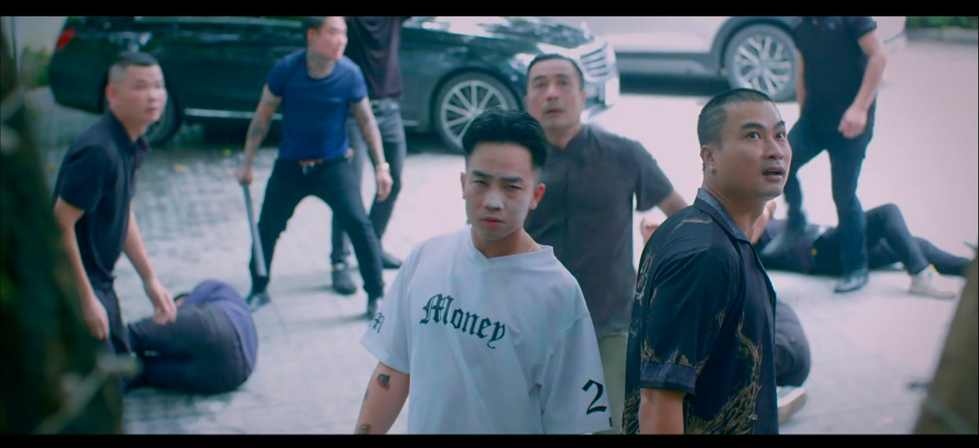 Những phân cảnh vây bắt ông trùm Hưng "khẹc" để lộ nhiều sạn. Những phân cảnh vây bắt ông trùm Hưng "khẹc" để lộ nhiều sạn.