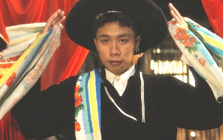 Bộ phim Đi giữa trời rực rỡ khắc họa cuộc sống của người dân tộc Dao đỏ. Bộ phim Đi giữa trời rực rỡ khắc họa cuộc sống của người dân tộc Dao đỏ.