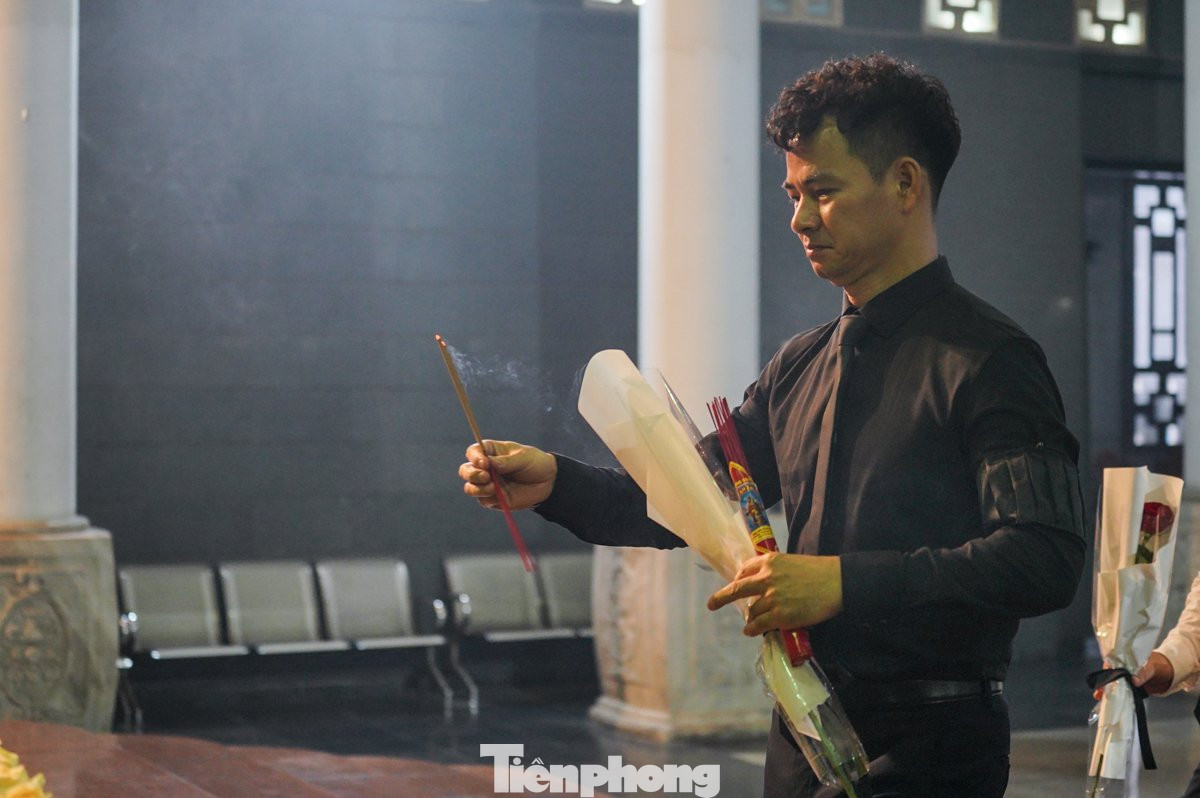 NSƯT Bùi Phương Nga sinh năm 1977, là diễn viên Đoàn kịch Cổ điển của Nhà hát Kịch Việt Nam. Năm 2019, chị được phong tặng danh hiệu NSƯT. Khán giả biết đến Phương Nga qua hàng loạt vai diễn trên sân khấu trong hàng loạt vở kịch như Chia tay hoàng hôn, Ả cave nhà hàng Maxim, Ngụ ngôn năm 2000, Hoa cúc xanh trên đầm lầy, Kiều, Lão hà tiện, Hamlet, Điều còn lại... Chị cũng được biết đến là bạn diễn chung ăn ý với NSND Xuân Bắc.