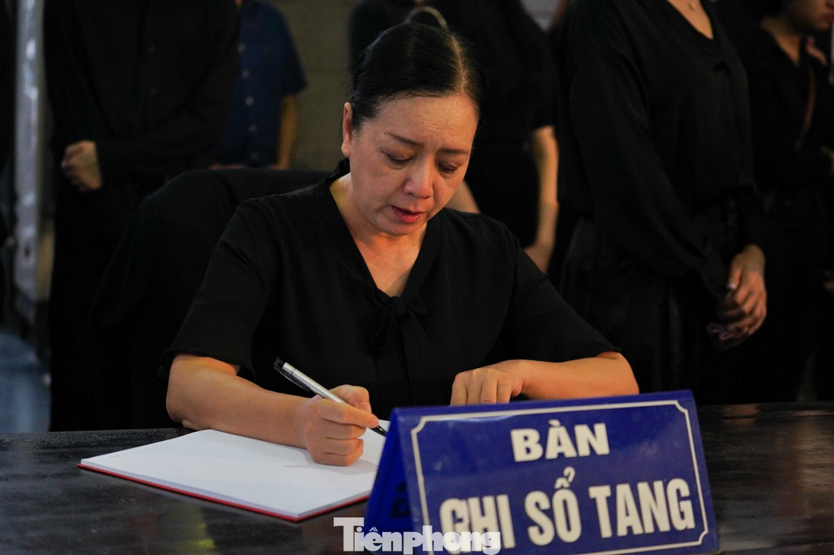 NSƯT Chiều Xuân không nén nổi nước mắt khi viết những dòng từ biệt nghệ sĩ Phương Nga. Nữ nghệ sĩ không chỉ tài năng, luôn cống hiến hết mình cho sân khấu mà còn là người luôn mang năng lượng tích cực đến cho mọi người.