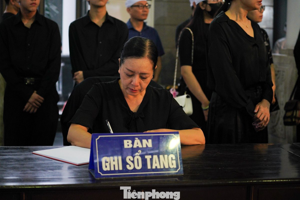 NSƯT Chiều Xuân không nén nổi nước mắt khi viết những dòng từ biệt nghệ sĩ Phương Nga. Nữ nghệ sĩ không chỉ tài năng, luôn cống hiến hết mình cho sân khấu mà còn là người luôn mang năng lượng tích cực đến cho mọi người.