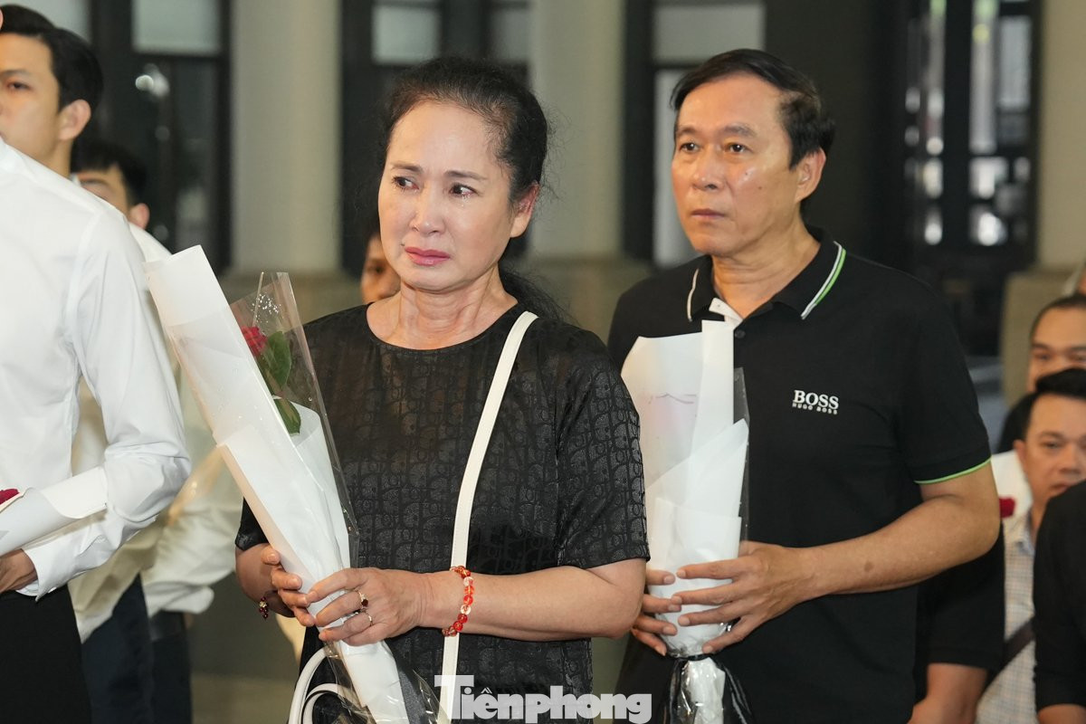 NSƯT Bùi Phương Nga sinh năm 1977, là diễn viên Đoàn kịch Cổ điển của Nhà hát Kịch Việt Nam. Năm 2019, chị được phong tặng danh hiệu NSƯT. Khán giả biết đến Phương Nga qua hàng loạt vai diễn trên sân khấu trong hàng loạt vở kịch như Chia tay hoàng hôn, Ả cave nhà hàng Maxim, Ngụ ngôn năm 2000, Hoa cúc xanh trên đầm lầy, Kiều, Lão hà tiện, Hamlet, Điều còn lại... Chị cũng được biết đến là bạn diễn chung ăn ý với NSND Xuân Bắc.