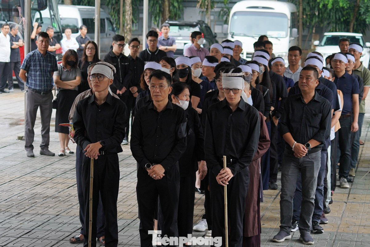 Đông đảo người thân, bạn bè, đồng nghiệp có mặt để tiễn biệt nữ nghệ sĩ tài năng nhưng lại rời cõi tạm quá sớm. Lễ tang do gia đình nghệ sĩ Bùi Phương Nga và Nhà hát Kịch Việt Nam thực hiện.