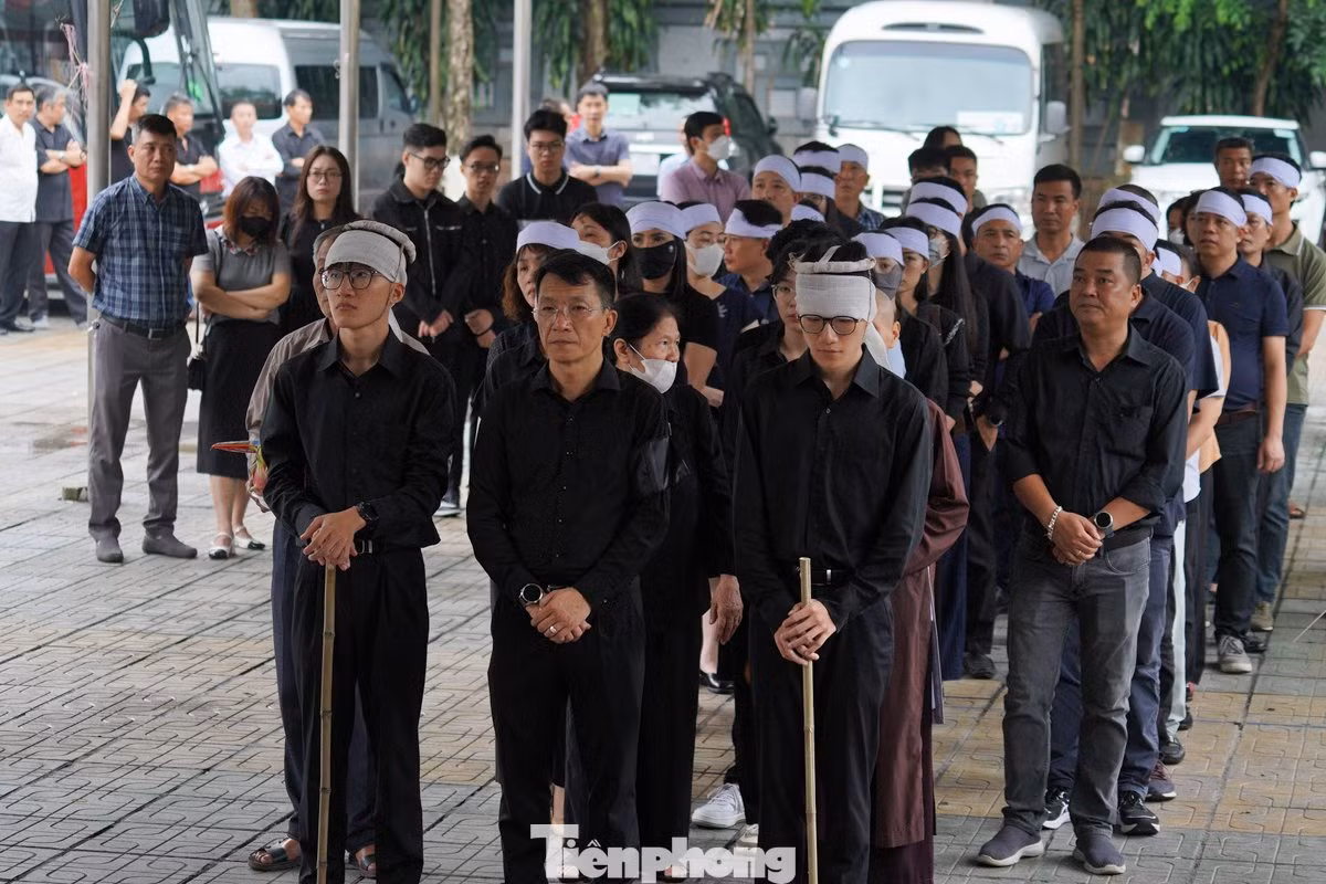 Đông đảo người thân, bạn bè, đồng nghiệp có mặt để tiễn biệt nữ nghệ sĩ tài năng nhưng lại rời cõi tạm quá sớm. Lễ tang do gia đình nghệ sĩ Bùi Phương Nga và Nhà hát Kịch Việt Nam thực hiện.
