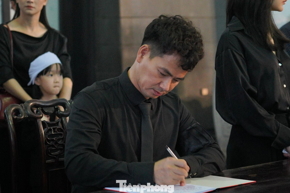 NSƯT Phương Nga còn là đạo diễn hướng dẫn, huấn luyện nhiều diễn viên trẻ của Nhà hát Kịch Việt Nam tham gia Cuộc thi Tài năng trẻ diễn viên Kịch nói toàn quốc, nhiều diễn viên đã đem về nhiều huy chương vàng, bạc cho nhà hát.