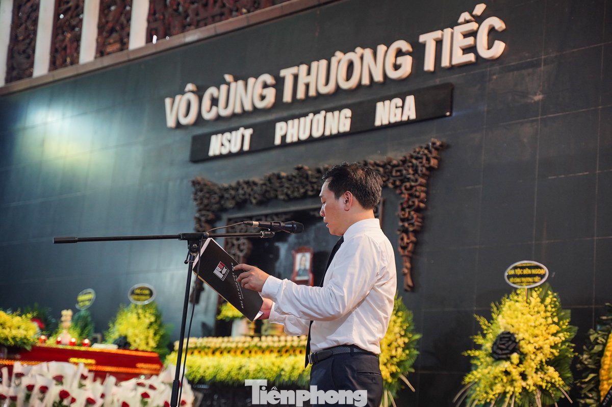 Phó Giám đốc Nhà hát Kịch Việt Nam NSƯT Kiều Minh Hiếu rưng rưng nước mắt khi đọc điếu văn về nghệ sĩ Phương Nga. Anh tiếc nuối khi nghệ sĩ Phương Nga ra đi khi tuổi đời còn trẻ, khi tuổi nghề đương độ đỉnh cao, khi sự nghiệp vẫn còn đang dang dở.