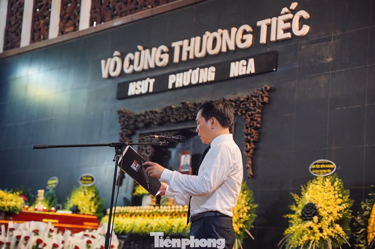 Phó Giám đốc Nhà hát Kịch Việt Nam NSƯT Kiều Minh Hiếu rưng rưng nước mắt khi đọc điếu văn về nghệ sĩ Phương Nga. Anh tiếc nuối khi nghệ sĩ Phương Nga ra đi khi tuổi đời còn trẻ, khi tuổi nghề đương độ đỉnh cao, khi sự nghiệp vẫn còn đang dang dở.