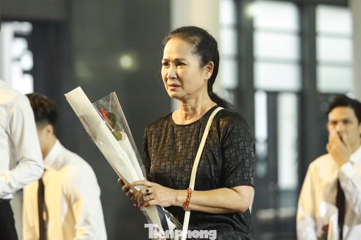 NSƯT Bùi Phương Nga sinh năm 1977, là diễn viên Đoàn kịch Cổ điển của Nhà hát Kịch Việt Nam. Năm 2019, chị được phong tặng danh hiệu NSƯT. Khán giả biết đến Phương Nga qua hàng loạt vai diễn trên sân khấu trong hàng loạt vở kịch như Chia tay hoàng hôn, Ả cave nhà hàng Maxim, Ngụ ngôn năm 2000, Hoa cúc xanh trên đầm lầy, Kiều, Lão hà tiện, Hamlet, Điều còn lại... Chị cũng được biết đến là bạn diễn chung ăn ý với NSND Xuân Bắc.
