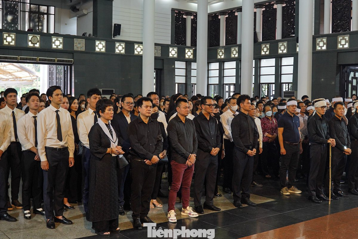 Đông đảo người thân, đồng nghiệp, bạn bè NSƯT Bùi Phương Nga đến tiễn biệt nữ nghệ sĩ. Ảnh: Đức Nguyễn.