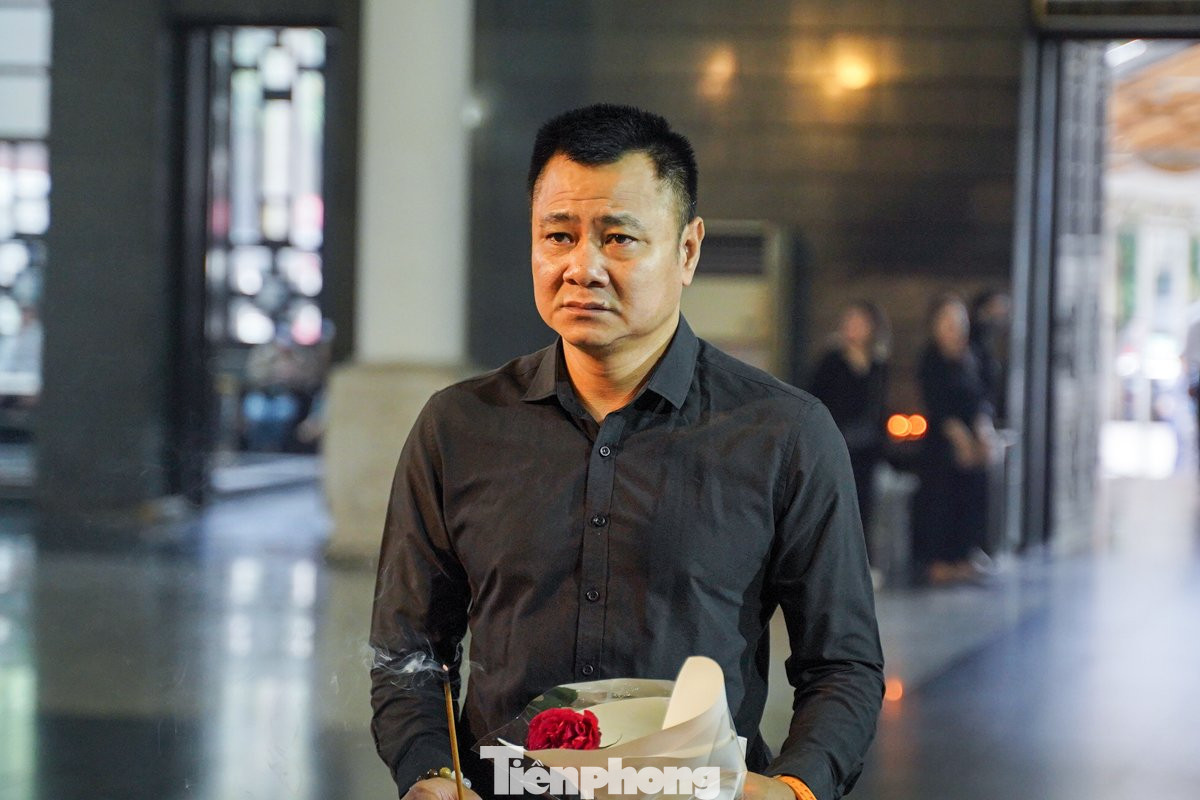 NSND Tự Long thương tiếc nữ đồng nghiệp. NSƯT Phương Nga không chỉ là một tài năng riêng của Nhà hát Kịch Việt Nam mà là nghệ sĩ sân khấu được đồng nghiệp yêu mến với niềm say mê, hết mình với công việc.