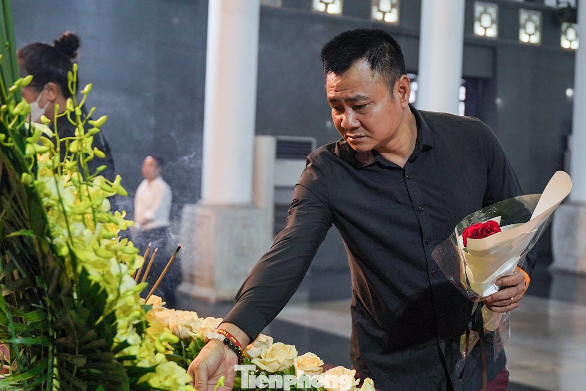 NSND Tự Long thương tiếc nữ đồng nghiệp. NSƯT Phương Nga không chỉ là một tài năng riêng của Nhà hát Kịch Việt Nam mà là nghệ sĩ sân khấu được đồng nghiệp yêu mến với niềm say mê, hết mình với công việc.