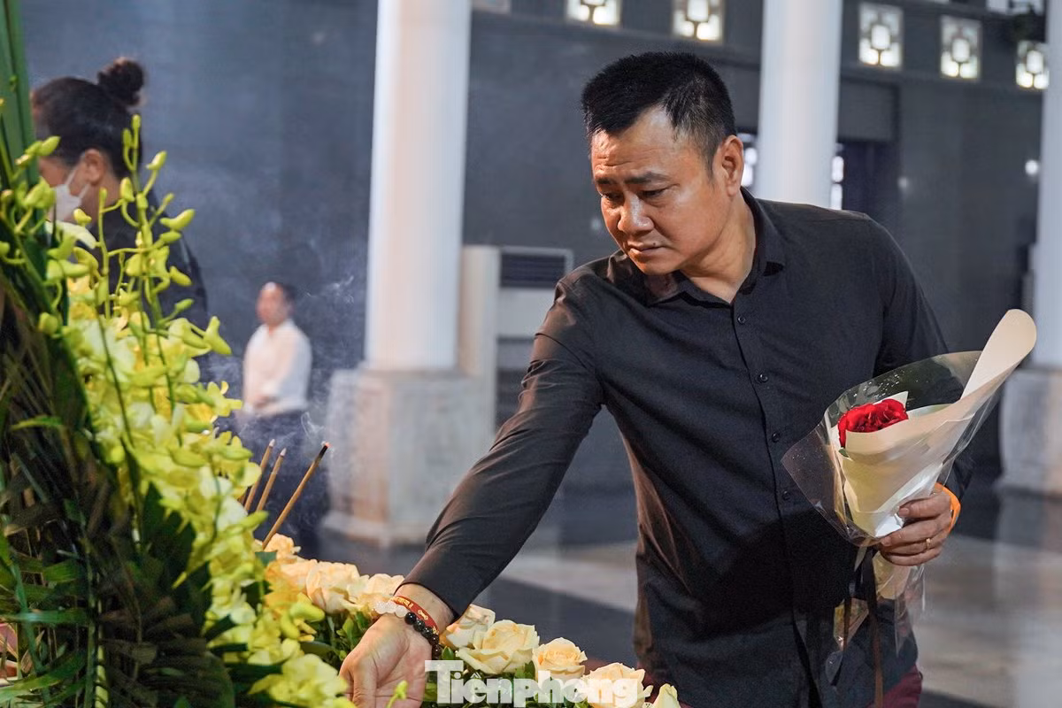 NSND Tự Long thương tiếc nữ đồng nghiệp. NSƯT Phương Nga không chỉ là một tài năng riêng của Nhà hát Kịch Việt Nam mà là nghệ sĩ sân khấu được đồng nghiệp yêu mến với niềm say mê, hết mình với công việc.