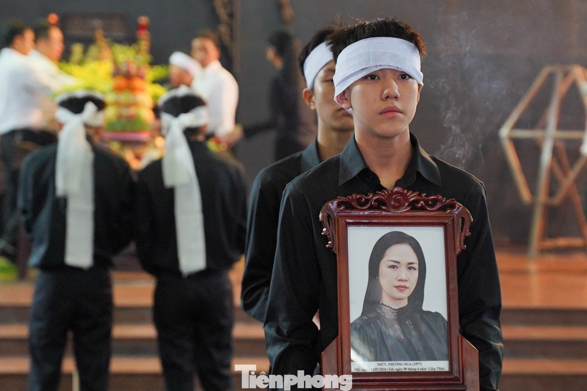 "Nhà hát Kịch Việt Nam mất đi một người đồng nghiệp đam mê công việc… Từ nay, sân khấu kịch vắng bóng một nghệ sĩ tài năng, nhiệt huyết, khán giả không được thưởng thức sự thăng hoa của NSƯT Phương Nga trong các vai diễn… Tổn thất to lớn này không gì bù đắp nổi với tất cả người thân, gia đình, họ hàng và những người bạn bè, đồng nghiệp", NSƯT Kiều Minh Hiếu nói.