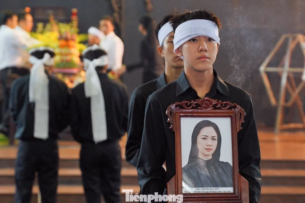 "Nhà hát Kịch Việt Nam mất đi một người đồng nghiệp đam mê công việc… Từ nay, sân khấu kịch vắng bóng một nghệ sĩ tài năng, nhiệt huyết, khán giả không được thưởng thức sự thăng hoa của NSƯT Phương Nga trong các vai diễn… Tổn thất to lớn này không gì bù đắp nổi với tất cả người thân, gia đình, họ hàng và những người bạn bè, đồng nghiệp", NSƯT Kiều Minh Hiếu nói.