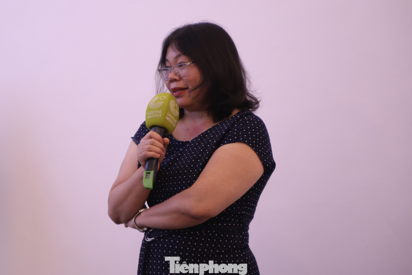 Độc giả đặt ra nhiều câu hỏi về tác phẩm và hành trình sáng tác của nhà văn Alena. Ảnh: Gia Linh