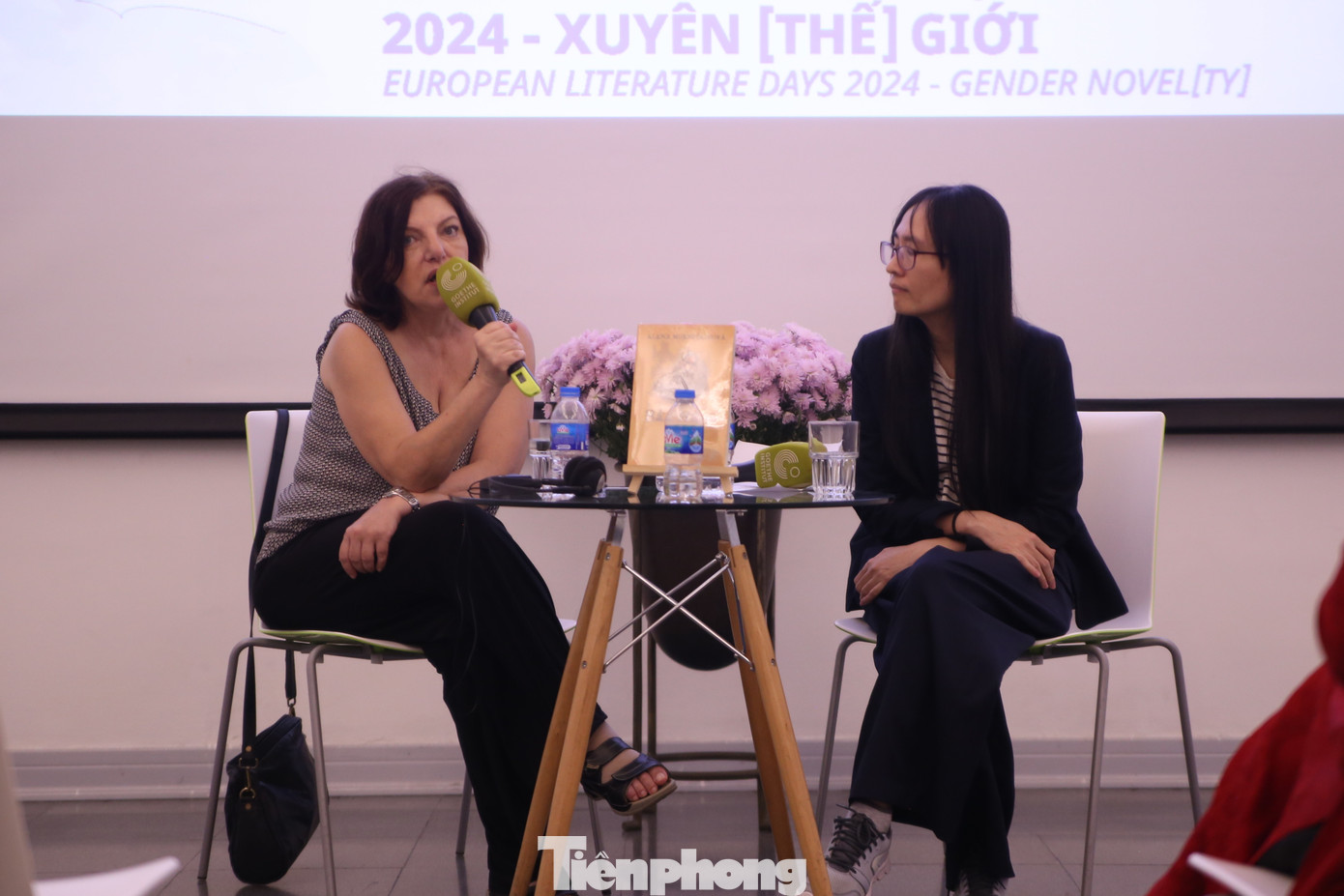 Tác giả Alena Mornstajnova giao lưu với độc giả Việt về cuốn tiểu thuyết Bác Hana. Ảnh: Gia Linh.